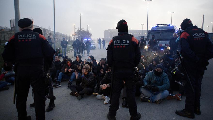 Los trabajadores penitenciarios bloquean de nuevo los accesos a las prisiones catalanas