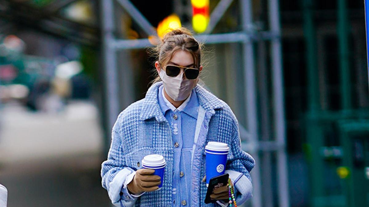Gigi Hadid pasendo por Nueva York con cafes en la mano