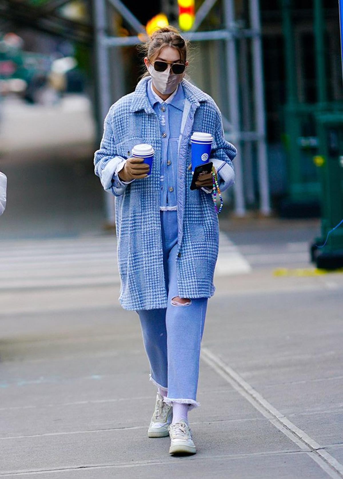 Gigi Hadid pasendo por Nueva York con cafes en la mano