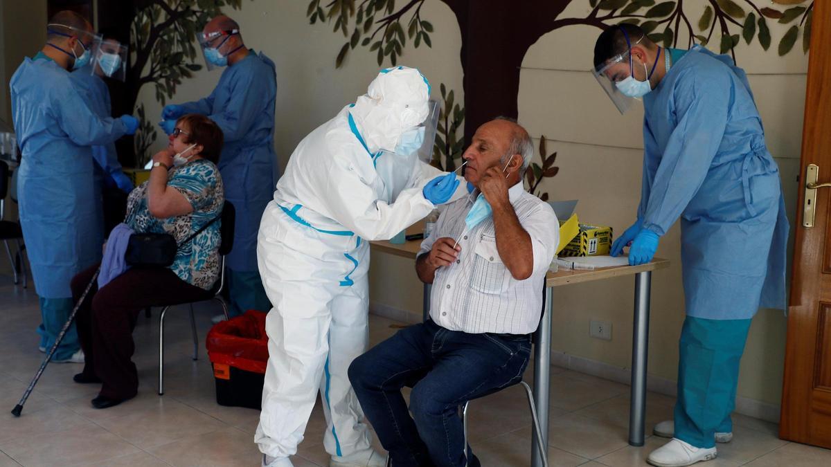 Sanitarios realizan pruebas PCR a los vecinos de O Incio, en Lugo.