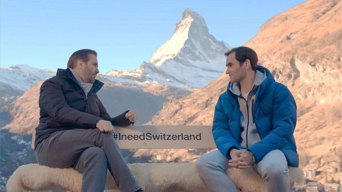 El director de la oficina nacional de turismo de Suiza, Martin Nydegger, con Roger Federer en los Alpes.