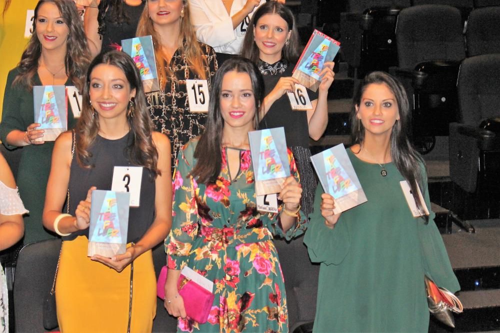 Las candidatas a fallera mayor de València visitan el concurso de teatro fallero