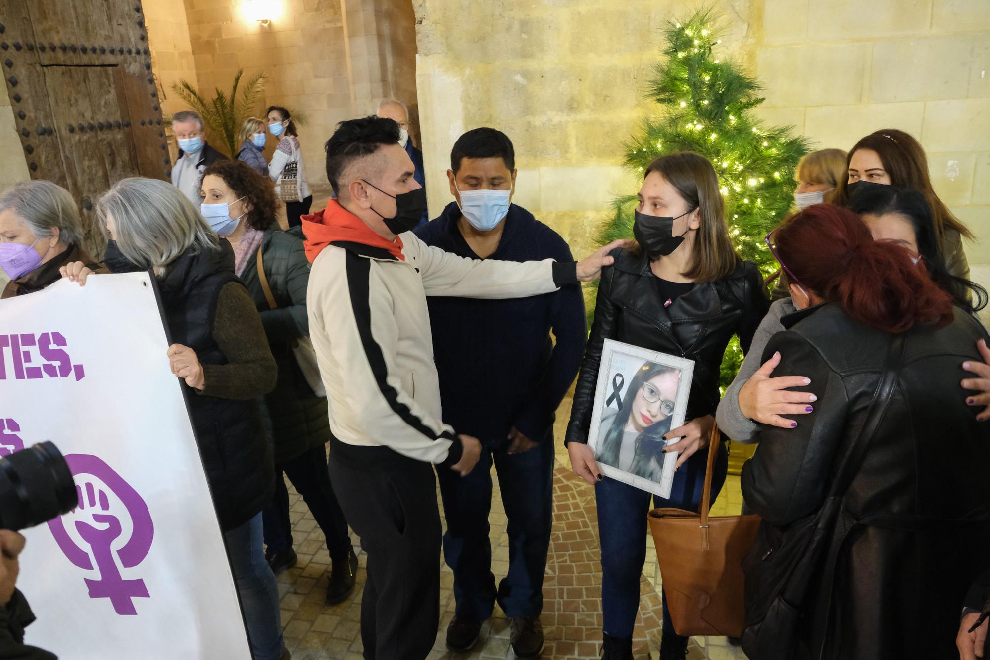 Concentración de repulsa por el asesinato de Yolanda en Elche. Familiares de la joven acudieron al emotivo acto en la Plaza de Baix