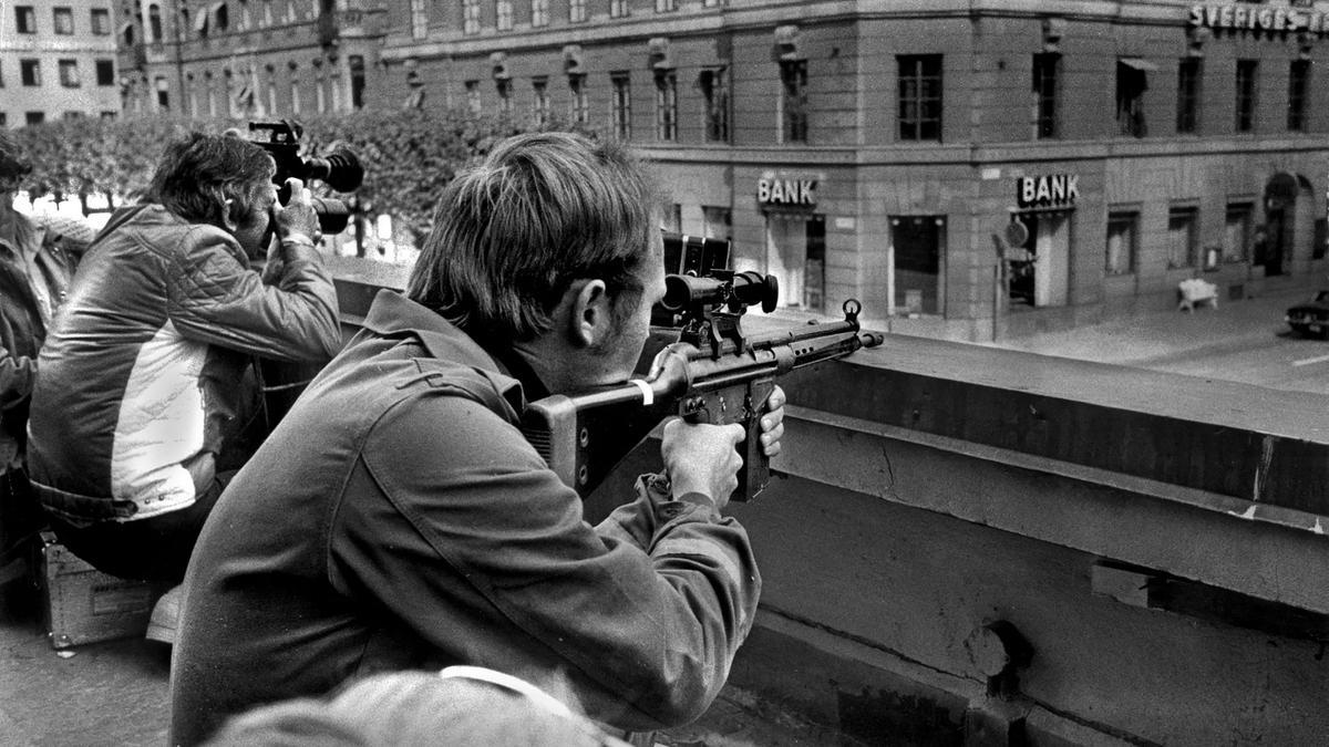 Un francotirador y un fotógrafo durante el atraco.