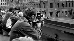 Un francotirador y un fotógrafo durante el atraco. 