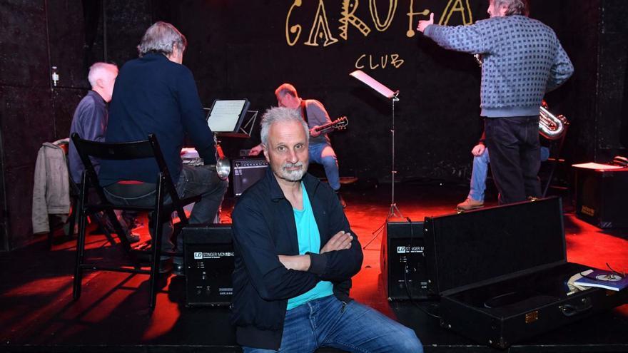 Pepe Doré, en Garufa Club, mientras ensaya una banda de jazz.   | // VÍCTOR ECHAVE