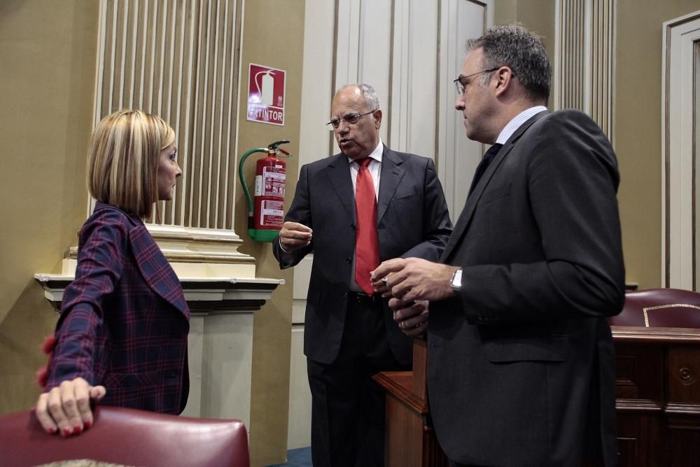 Pleno en el Parlamento de Canarias