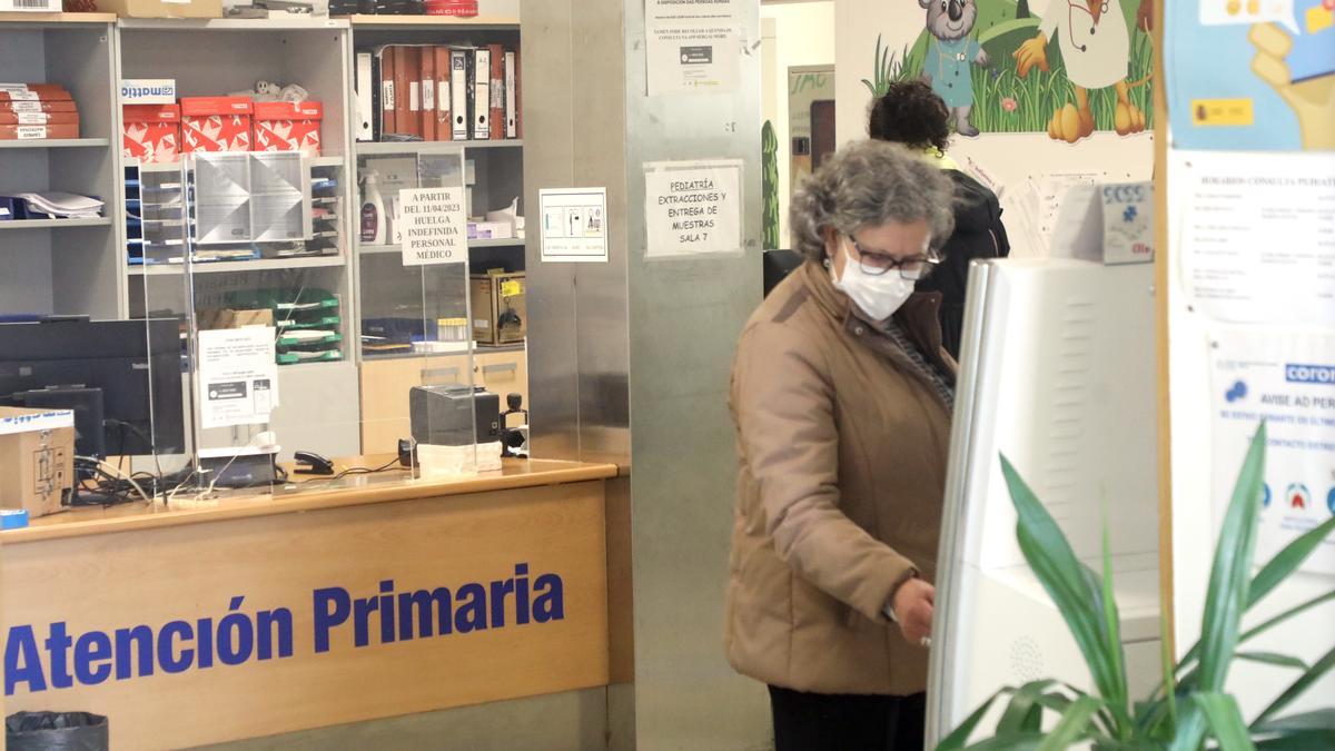 Una usuaria espera en un centro de salud, en una fotografía de archivo.