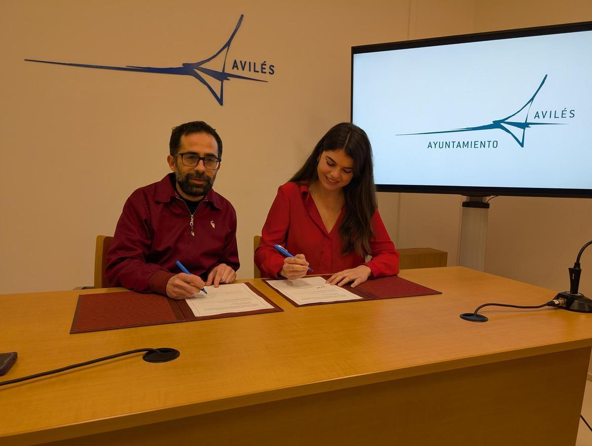 David García y Raquel Ruiz durante la firma del acuerdo presupuestario de Avilés
