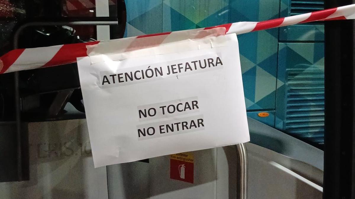 El bus de TMB que recibió el disparo, precintado