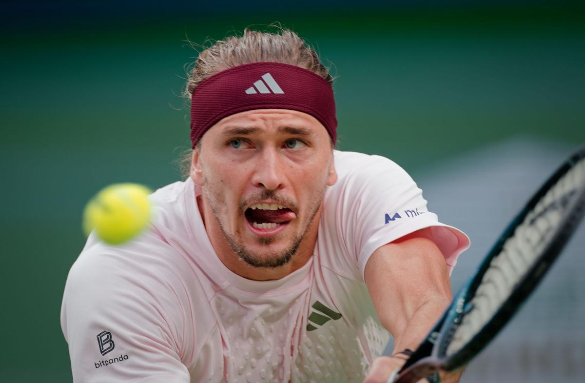 Shanghai (China), 17/10/2026.- Alexander Zverev of Germany in action during his Men's Singles semi-finals match against Alejandro Davidovich Fokina of Spain at the Shanghai Masters tennis tournament in Shanghai, China, 17 October 2026. (Tenis, Alemania, España) EFE/EPA/ALEX PLAVEVSKI