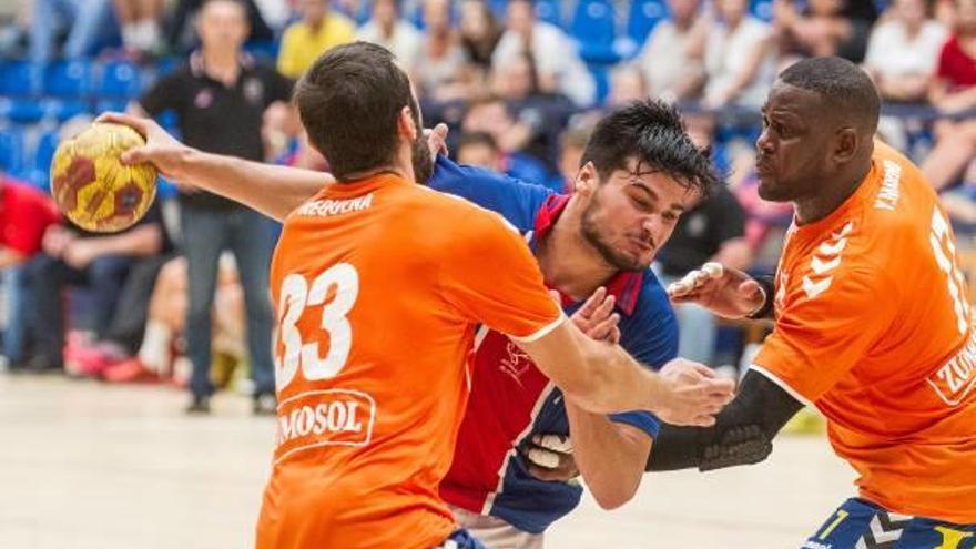 Natan Suárez intenta zafarse de dos rivales en el encuentro de Copa ante el Palma del Río.