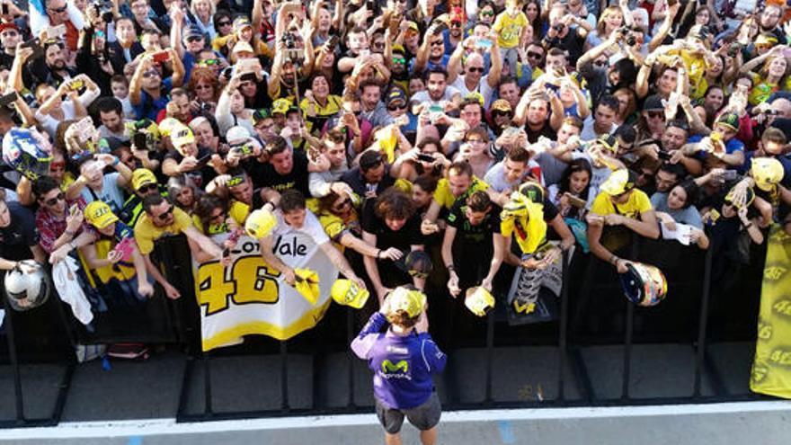 Cientos de aficionados jalean a Rossi en Cheste