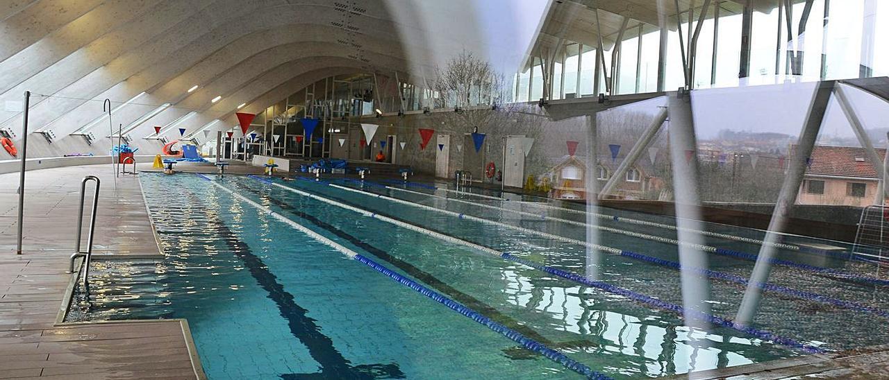 Piscina municipal de Cangas. | // GONZALO NÚÑEZ