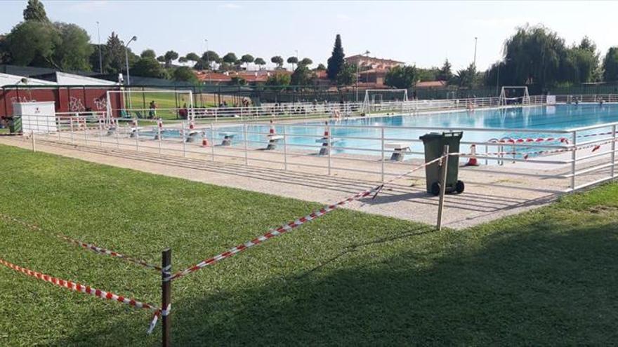 Varios actos vandálicos obligan a cerrar los vasos grande y mediano de la piscina