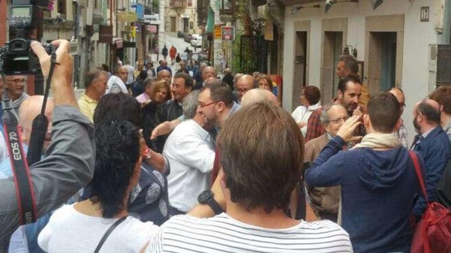 Adrián Barbón, en el centro, abraza a un afiliado, ayer, en Llanes.