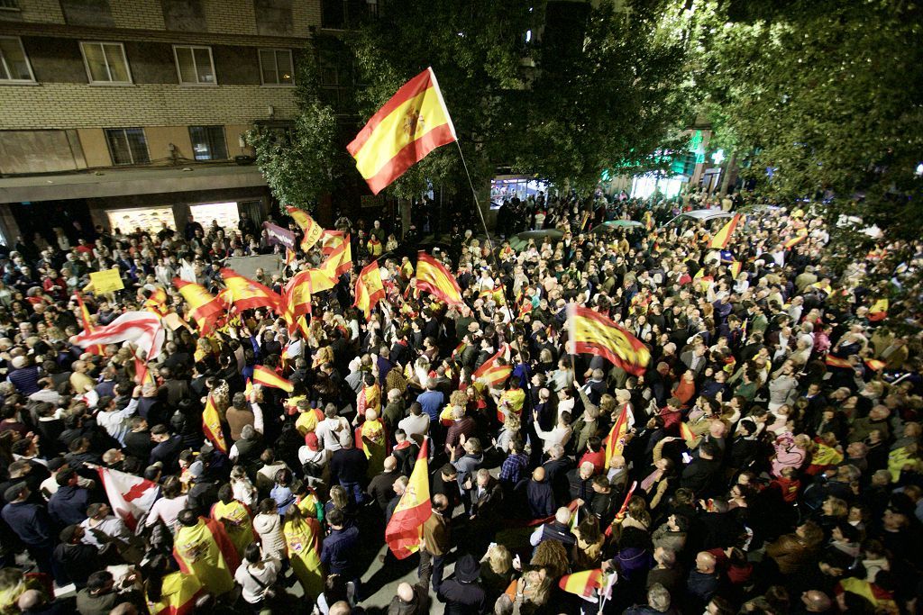 Cientos de manifestantes vuelven a asediar la sede del PSOE en Murcia