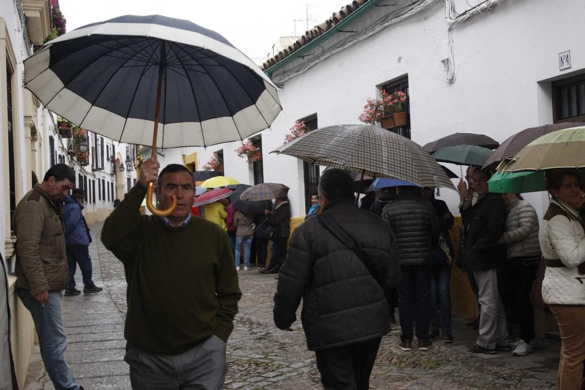 Colas y lluvia en el primer día de Fiesta de los Patios