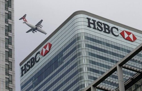 Un avión sobrevuela el edificio de HSBC en Londres