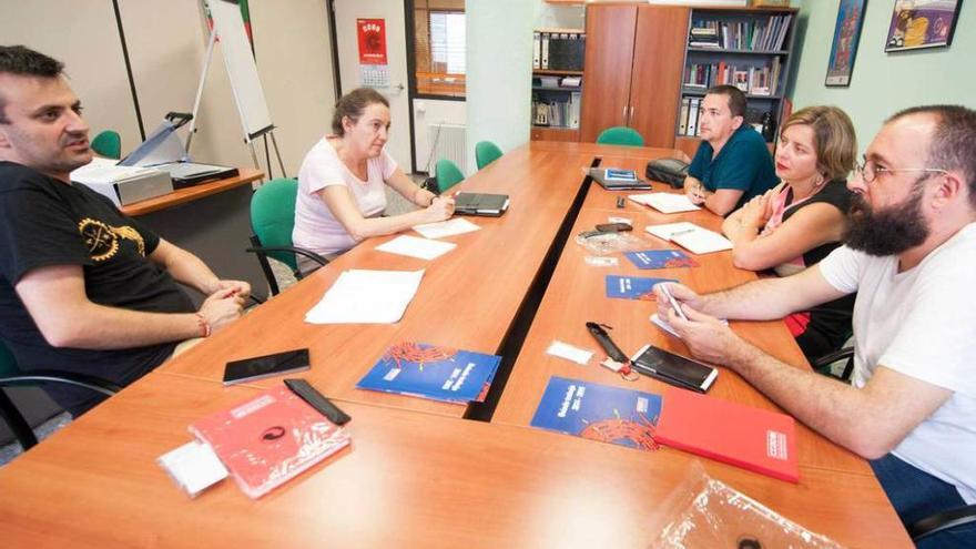 A la izquierda, Benjamín Gutiérrez y Ana María Alonso; frente a ellos, David Acera, Ana Taboada y Fernando Villacampa.