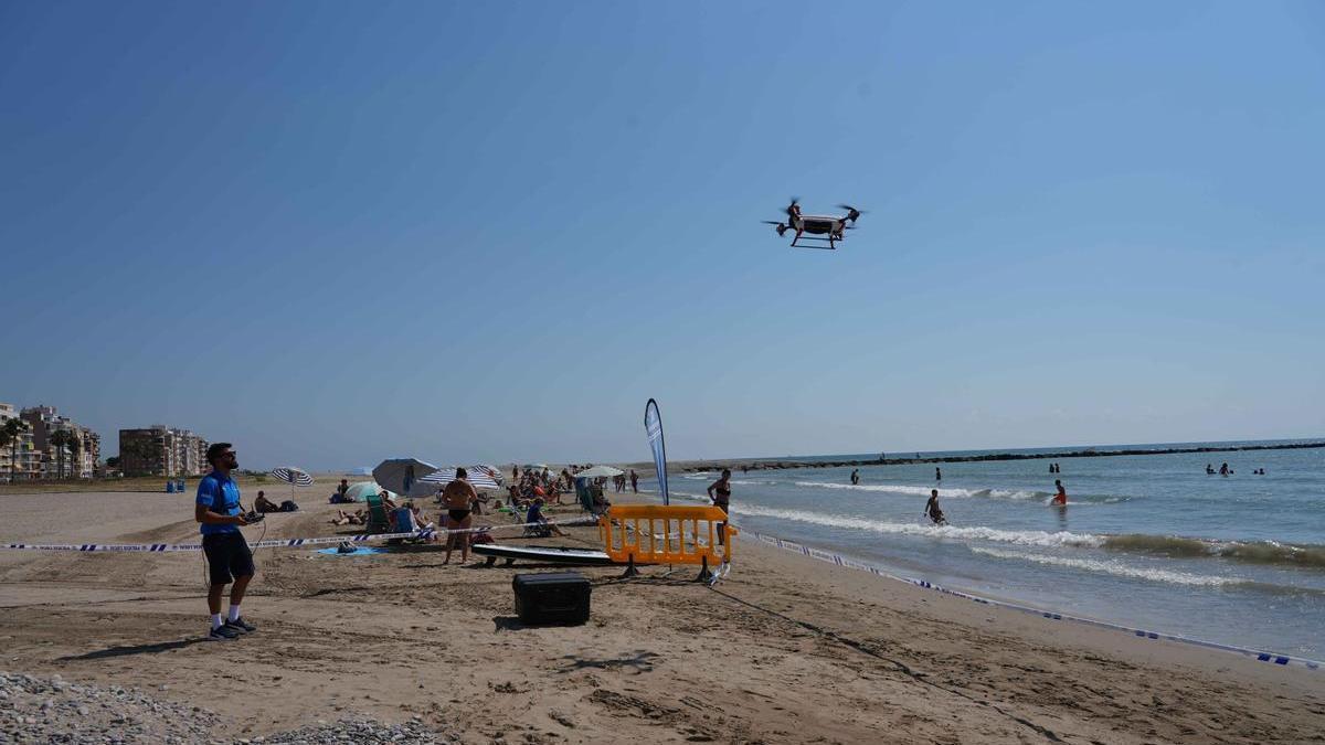 Simulacro con drones en la playa de Burrriana, en julio del año pasado.