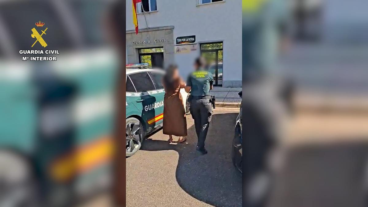 Una de las personas detenidas durante la operación Maritus es trasladada por agentes de la Guardia Civil.
