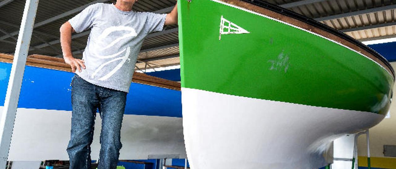 Víctor Fernández, junto al casco del &#039;Porteño&#039;, en su anguila de la Base Náutica Fernando Roque.