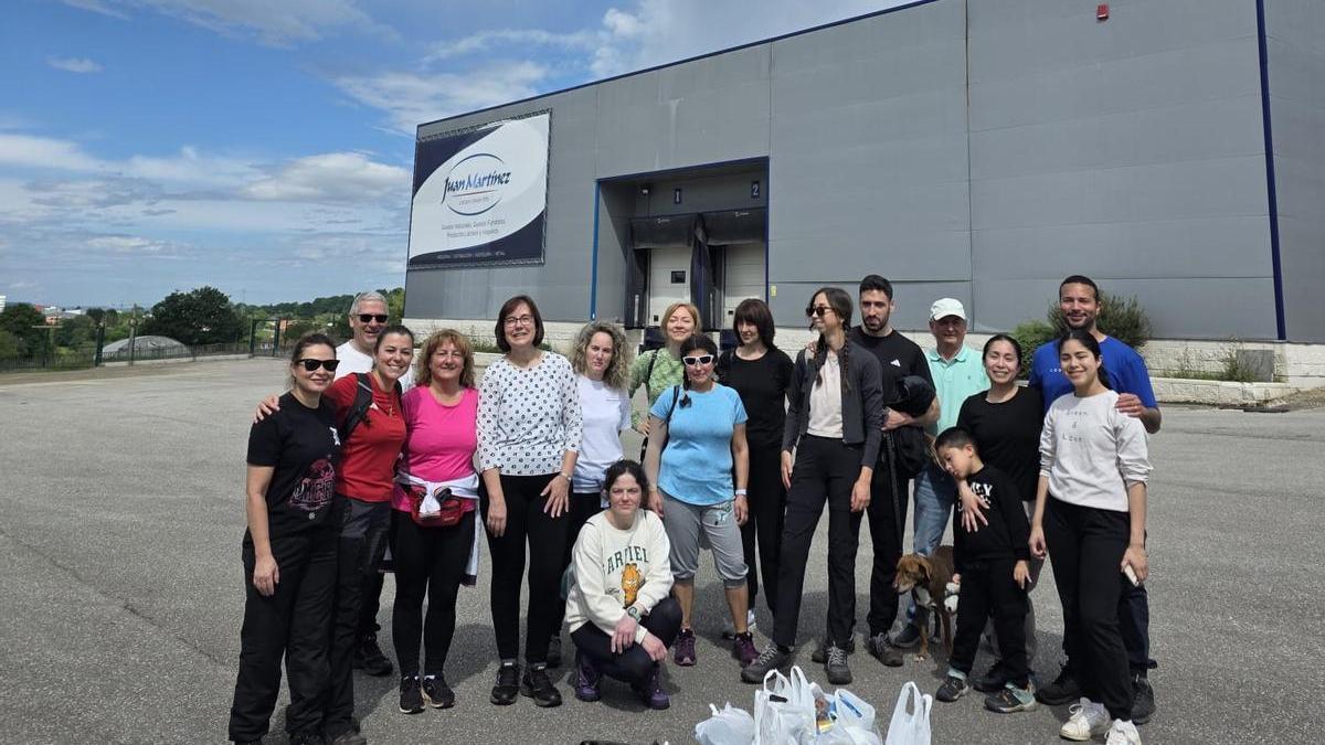Los participantes en la actividad, con las bolsas de basura recogidas