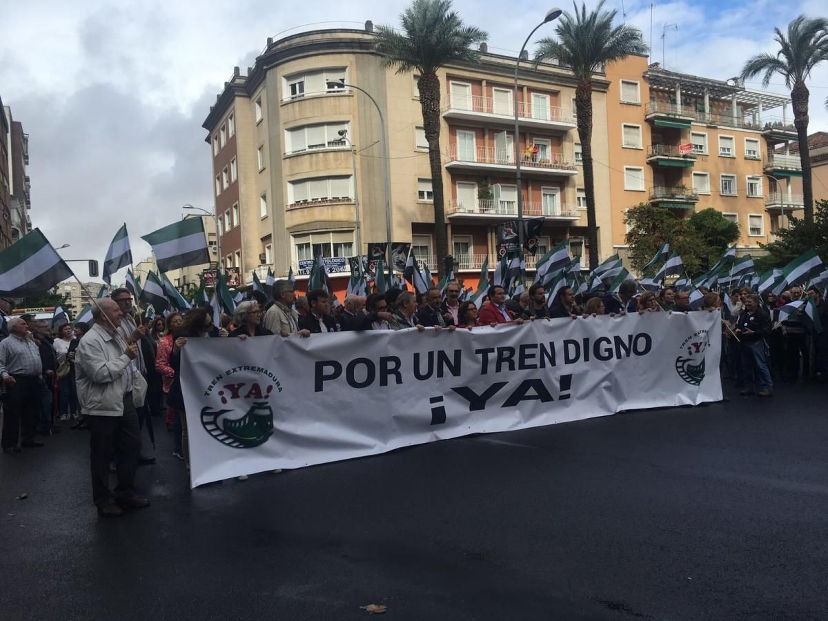 La manifestación por un ferrocarril digno para Extremadura en imágenes