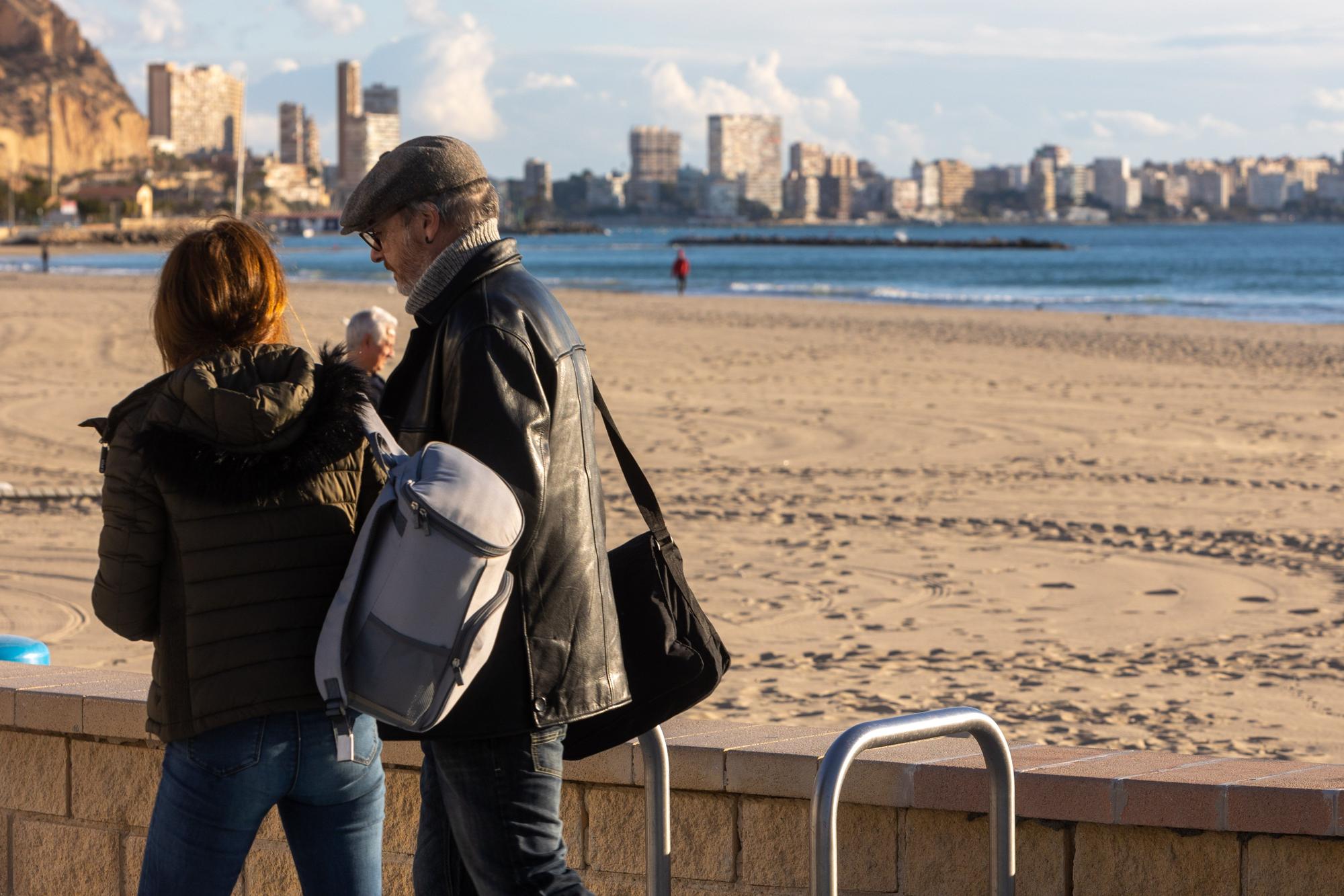 Desafiando al frío en la playa del Postiguet de Alicante