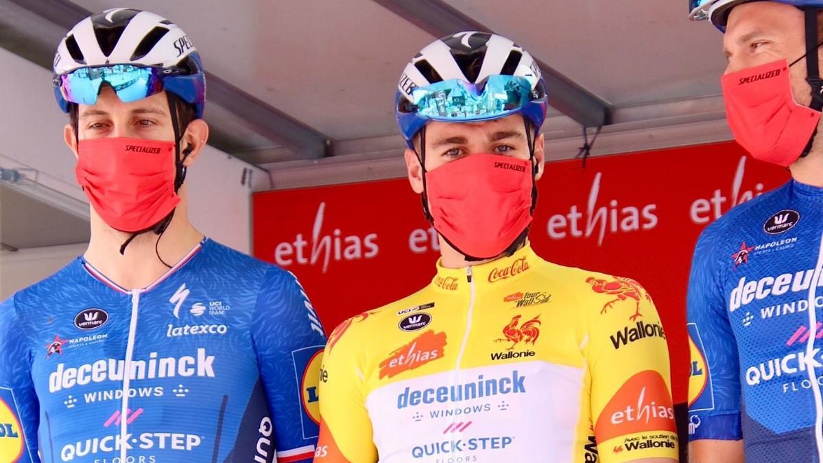 Corredores del equipo Deceuninck  participantes en el Tour de Valonia