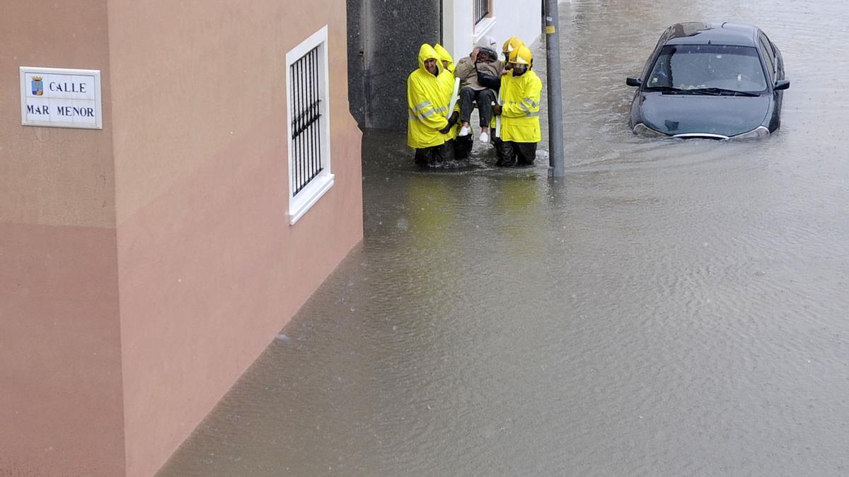 Evacuación de vecinos durante un episodio de lluvias torrenciales en la provincia