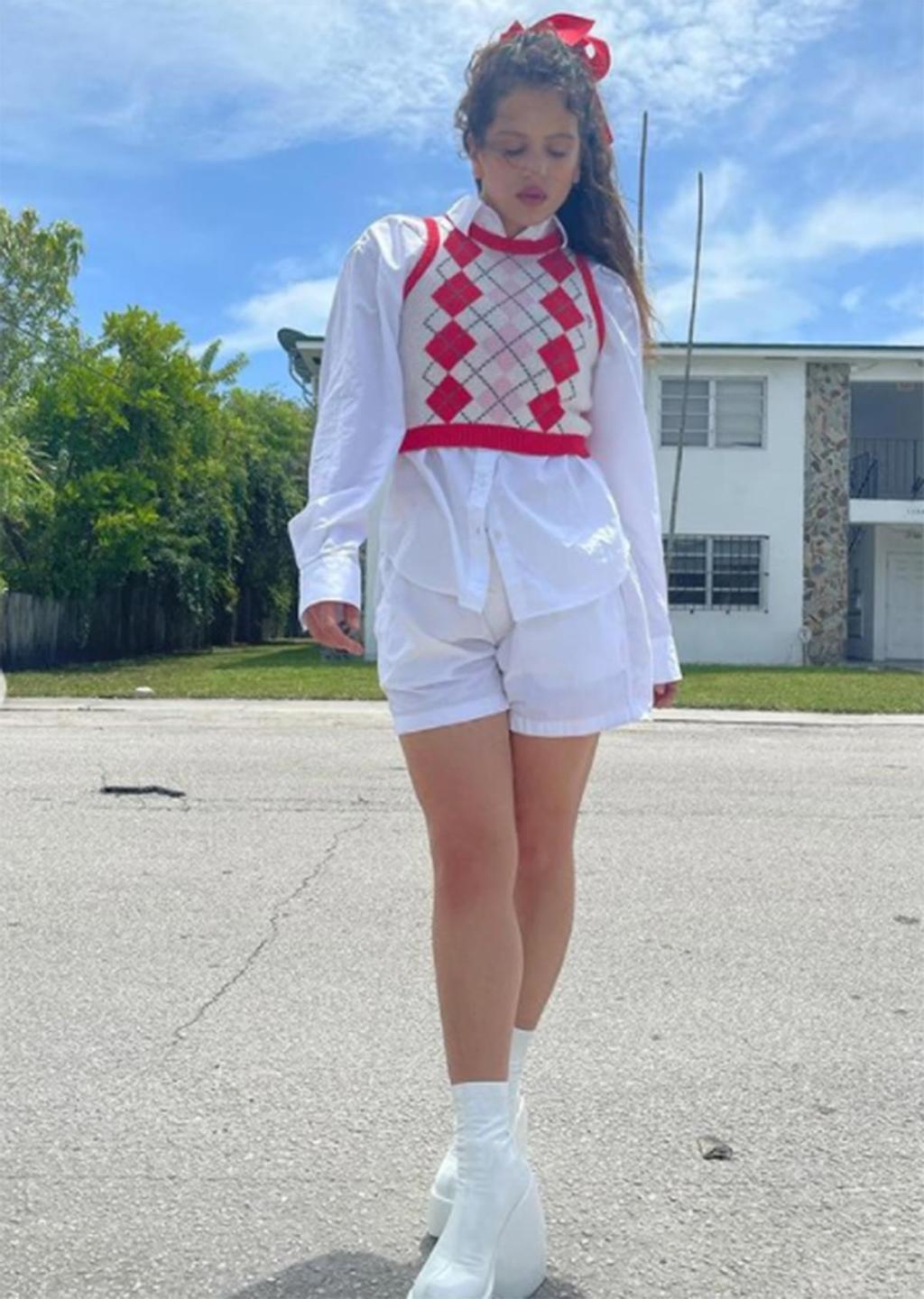 Rosalía con chaleco de rombos