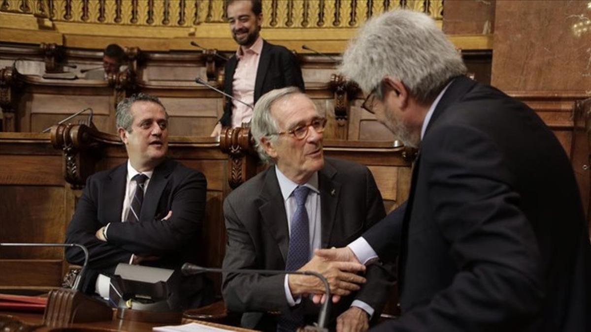 Trias se despide de Puigdollers en presencia de Joaquim Forn.