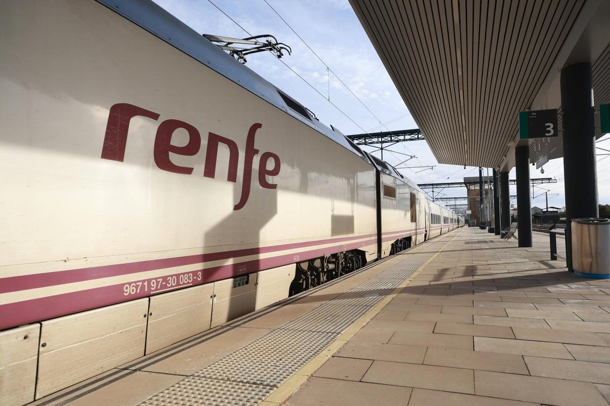 Un Alvia detenido en la estación de Cáceres.