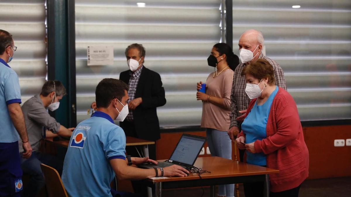 Vacunación en un centro cívico de Córdoba de mayores de 70 a 79 años.