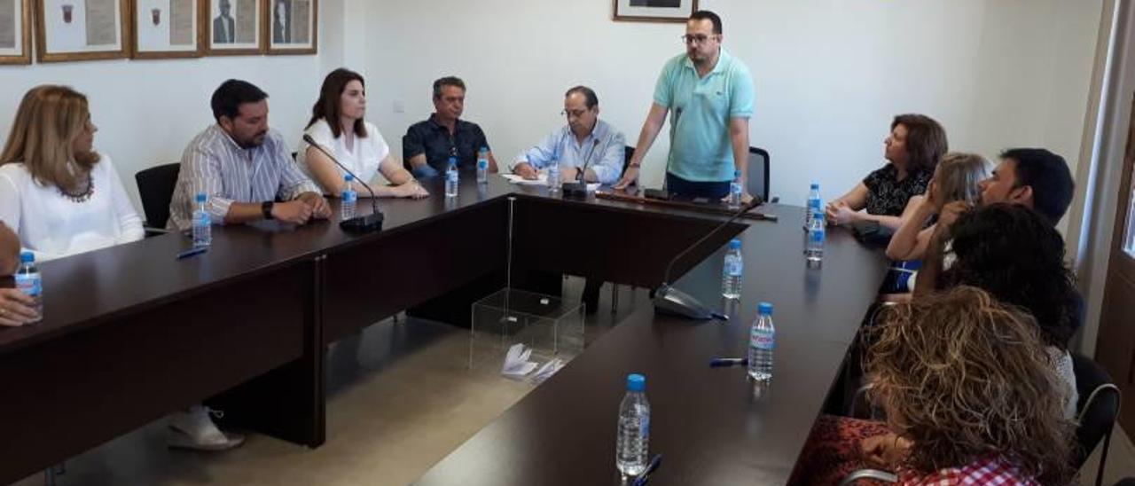 El pleno de investidura de Catadau, con Hèctor Roig (de pie), actual alcalde, y el exalcalde Manuel Bono.