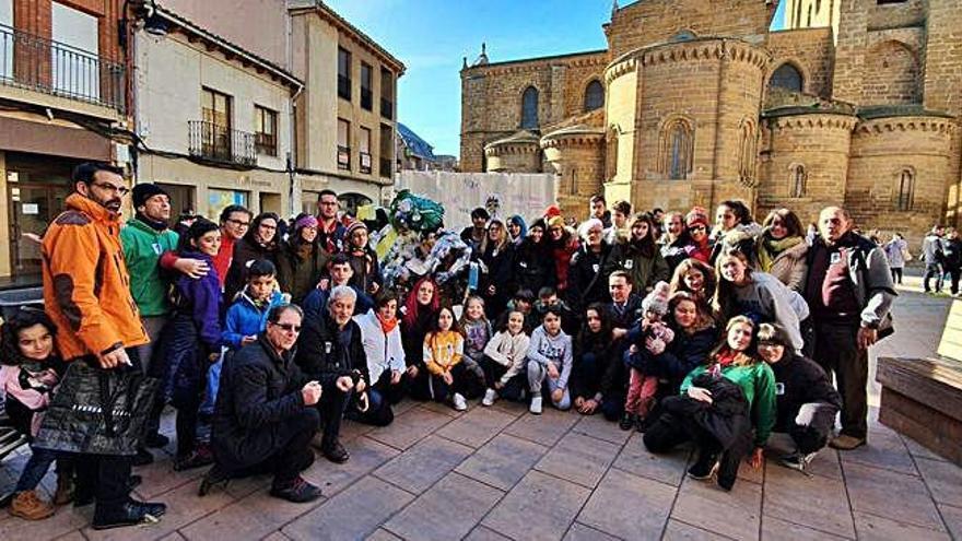 Foto grupal al finalizar los actos previstos por los scouts y las asociaciones y colectivos colaboradores.