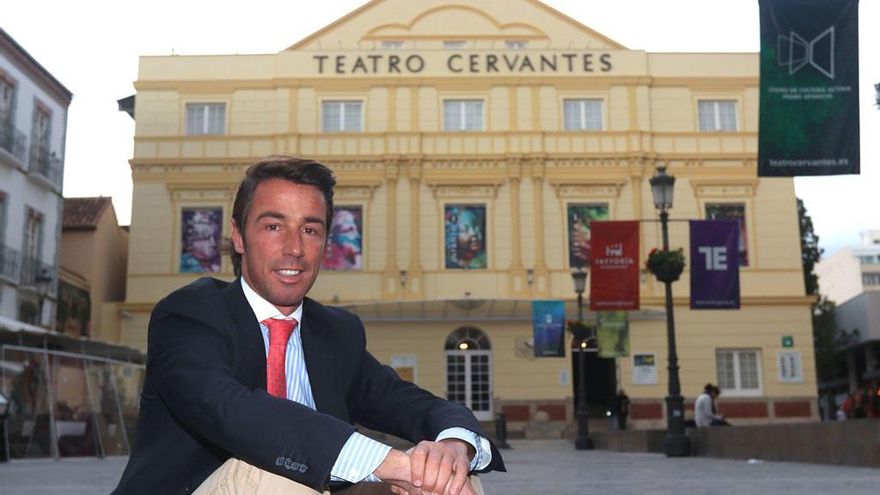 Santiago Souvirón frente al Teatro Cervantes.