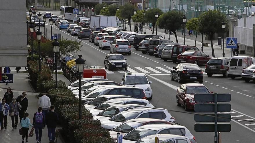Vehículos estacionados en la céntrica avenida de Ourense. // Santos Álvarez