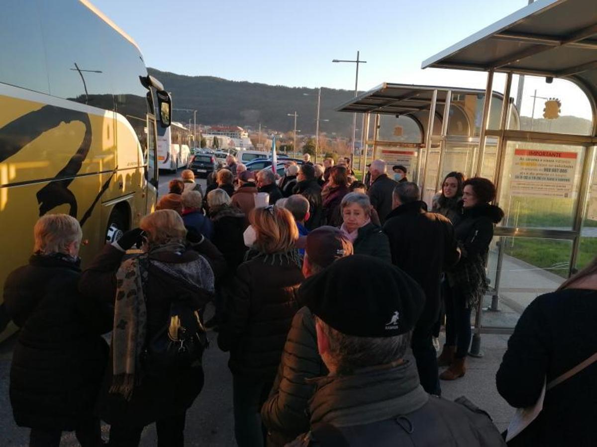 Asistentes tomando el autobús a primera hora.   | // FDV