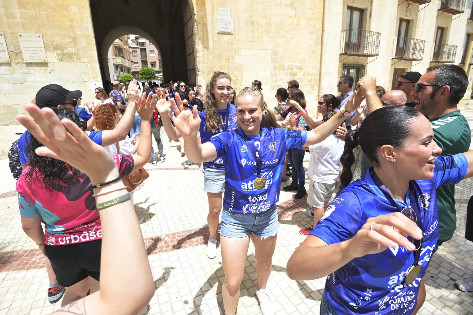 Rúa, recepción y reivindicación para las campeonas del Atticgo Elche