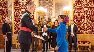 La nueva embajadora de Venezuela en Madrid, Coromoto Godoy, recibiendo las credenciales del rey Felipe VI.