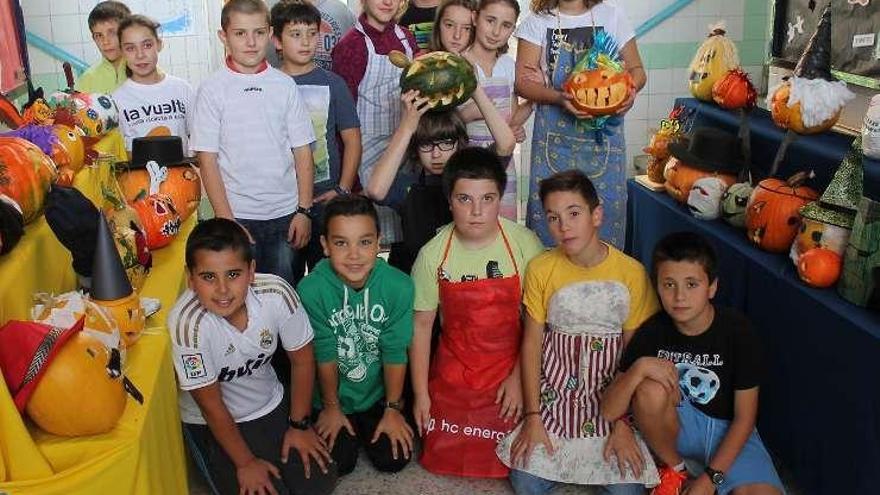 Alumnos de Villamayor, con sus calabazas, ayer.