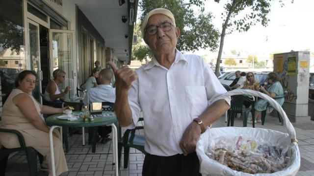 'El Almendrita' comenzó hace 55 años vendiendo almendras en el Centro.