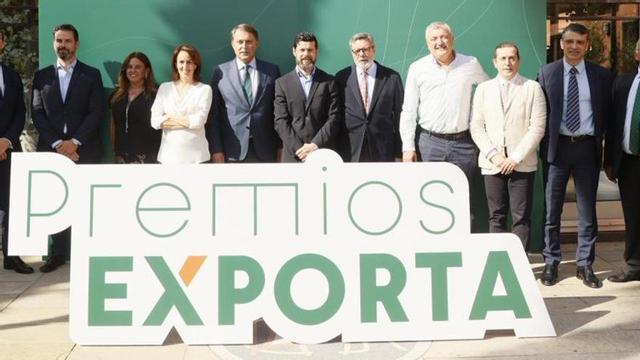 Por la izquierda, Miguel Ángel Traverso, Alfredo Fernández, María José Álvarez, Beatriz Álvarez, Rafael González, Bruno López, Antonio Bonet, Ladislao Méndez, Marcos Benayas, Juan Carlos Campo y José Emilio García, en el Club de Regatas de Gijón, antes del acto. |