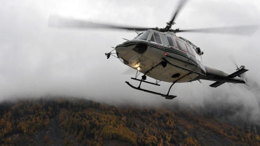 Un helicóptero hace labores de búsqueda en alta montaña.