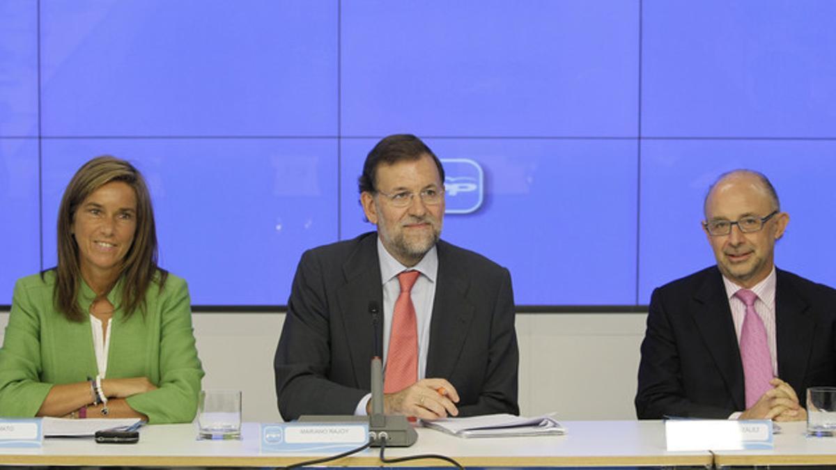 El presidente del Gobierno, Mariano Rajoy, entre los ministros Cristóbal Montoro y Ana Mato, en octubre del 2009.