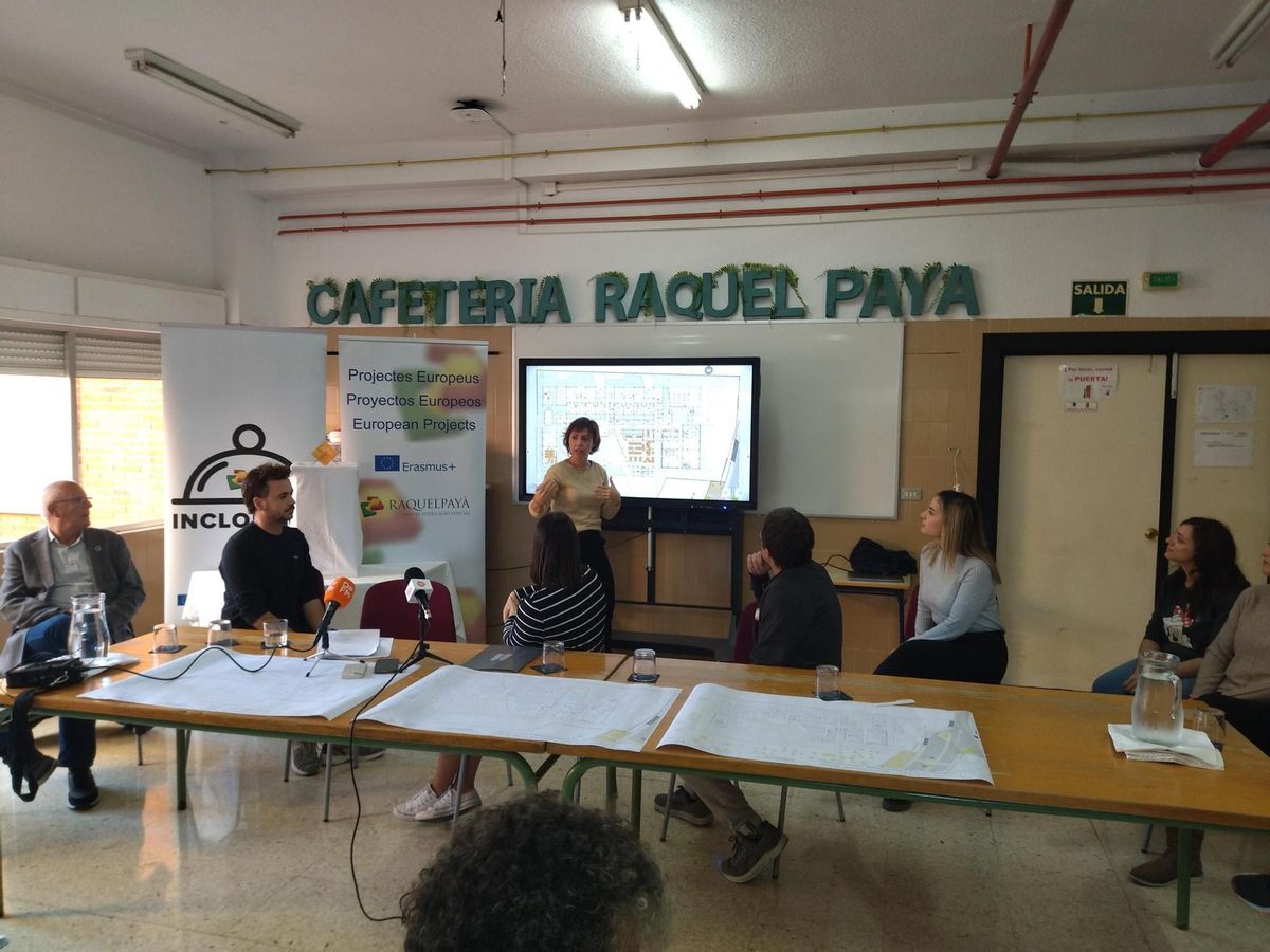 La concejala Maria Josep Ripoll explica en una pantalla los detalles del proyecto