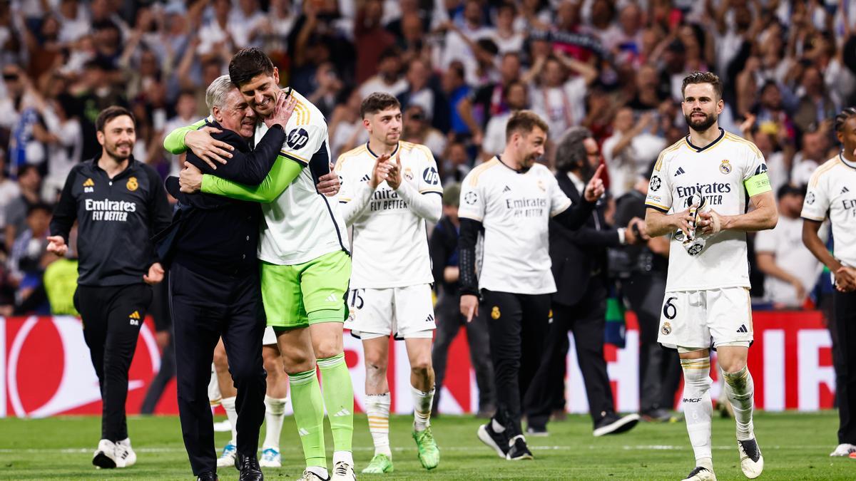 Carlo Ancelotti se abraza a Thibaut Courtois tras clasificarse para la final de la Champions en Wembley